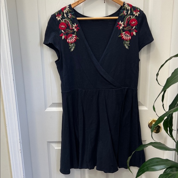ZARA Navy Floral-Embroidered V-Neck Fit & Flare Dress - Picture 3 of 5
